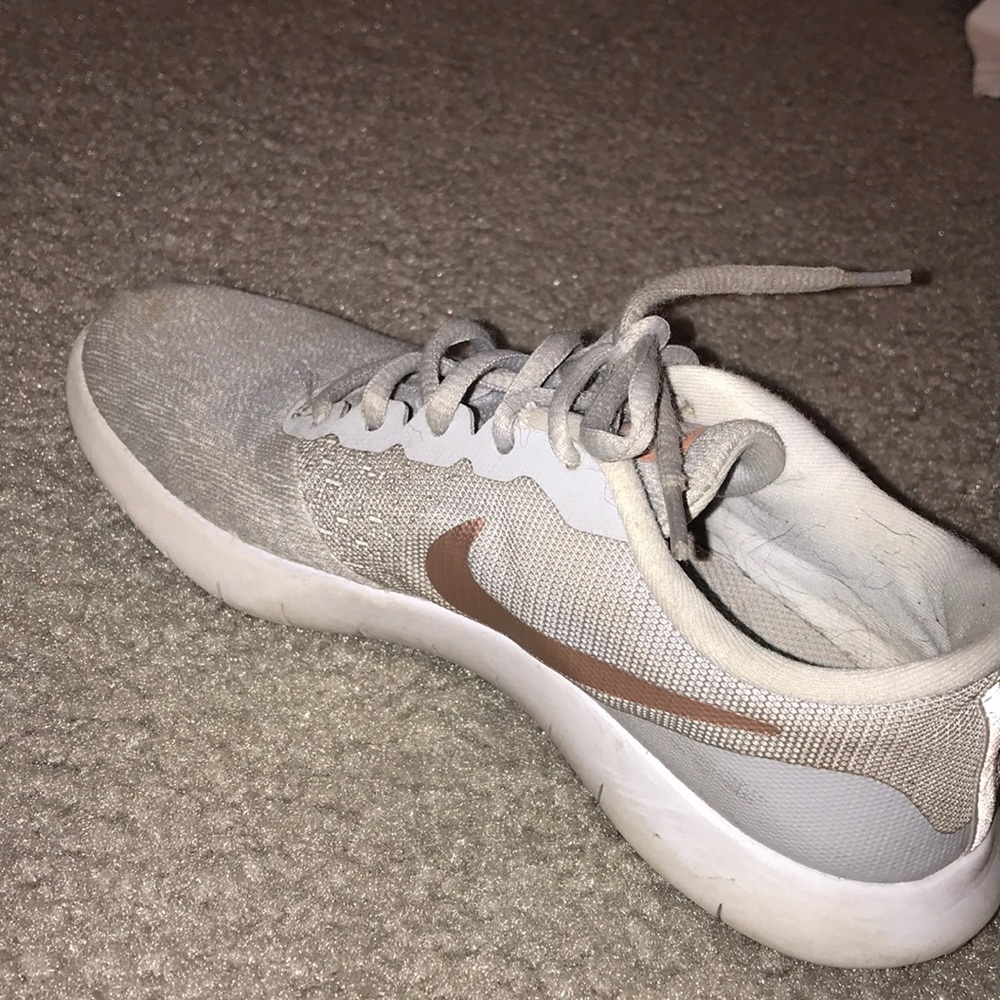 girls nike sneakers